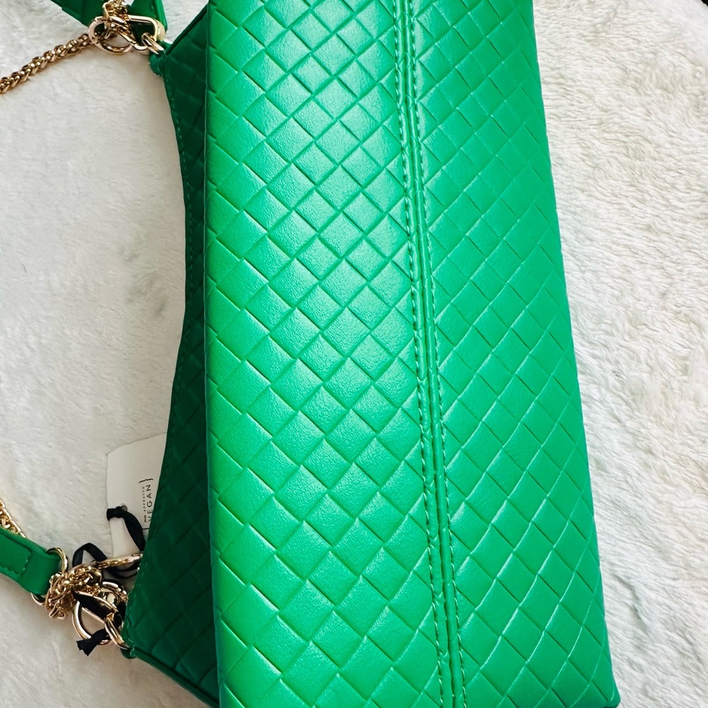 Vegan Leather Green Crossbody With Gold Chain. - Picture 2 of 4